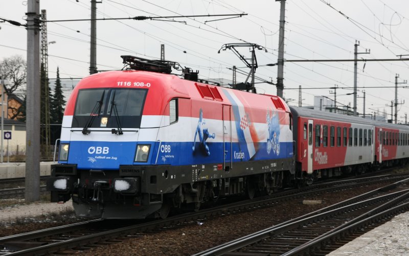 Wieder ein gelungener Werbetaurus! 1116 108  Kroatien  bei der Einfahrt in den Bahnhof Wels am 15.12.2007.