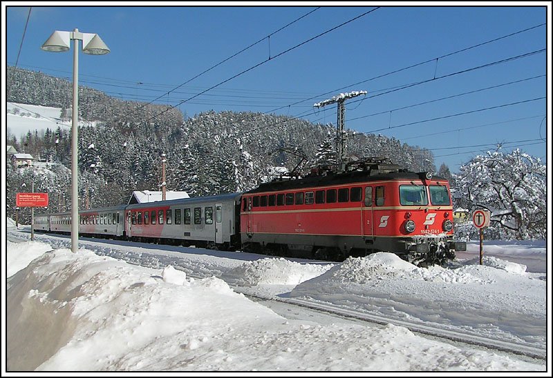 Wieder ein paar lter Bilder von 1X42 Maschinen mit Altlack. 1142 524 am 5.2.2005 mit einem Regionalzug beim Halt in Breitenstein. Diese Leistungen werden seit Fahrplanwechsel im Dezember 2005 von Triebwagen der Reihe 4020 bedient.