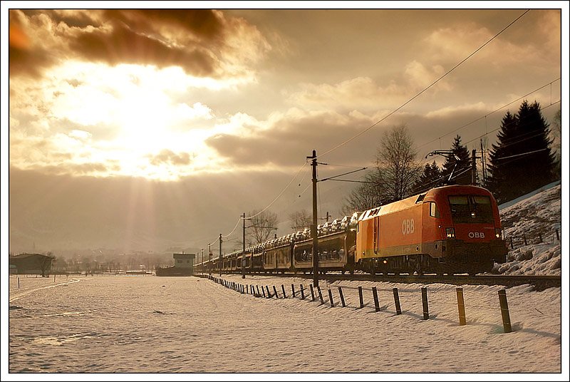 Wieder ein Spiel mit Gegenlicht. Von Saalfelden kommend, zieht diese 1016 ihren Autoganzzug Richtung Pa Grieen. Aufnahme vom 16.2.2008.