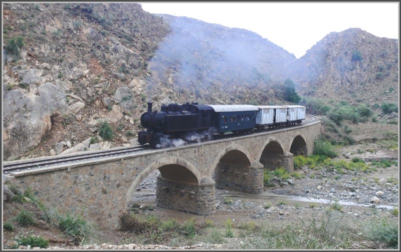 Wieder eines dieser schn restaurierten Brcken in der Ghindaschlucht. (30.10.2008)