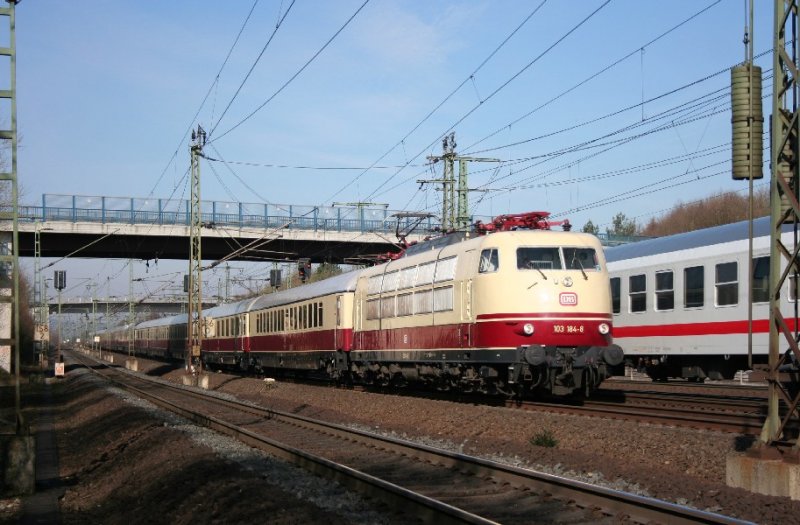 Wieder einmal ist die AKE-Eisenbahntouristik Anbieter einer TEE-Reise. Dieses Mal geht es fr 119,- von Saarbrcken Hbf nach Hamburg Hbf und ins Minaturwunderland (10,-). 103 184-8 begegnet hier in Fuldatal-Ihringshausen mit ihrem TEE 91310 BB 1016 016-6 und dem IC 2083 Knigssee (HH Altona - Berchtesgaden; Sa. 15. Mrz, 09:57 Uhr).