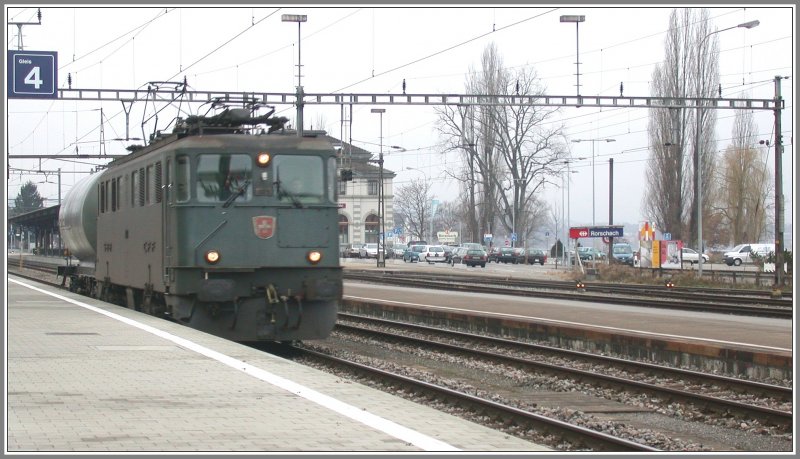 Wieder einmal ist es neblig in Rorschach am Bodensee. Eine Ae 6/6 fhrt mit dem krzest mglichen Gterzug durch Rorschach. (15.01.2007)