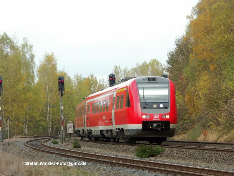 Wieder einmal macht die Neigetechnik Schlagzeilen. Ohne NT rollert ein 612er von Hof kommend nach Oberkotzau hinein. Foto vom  Spazierweg entlang der Bahn mit dem Tele am 26.10.2009.