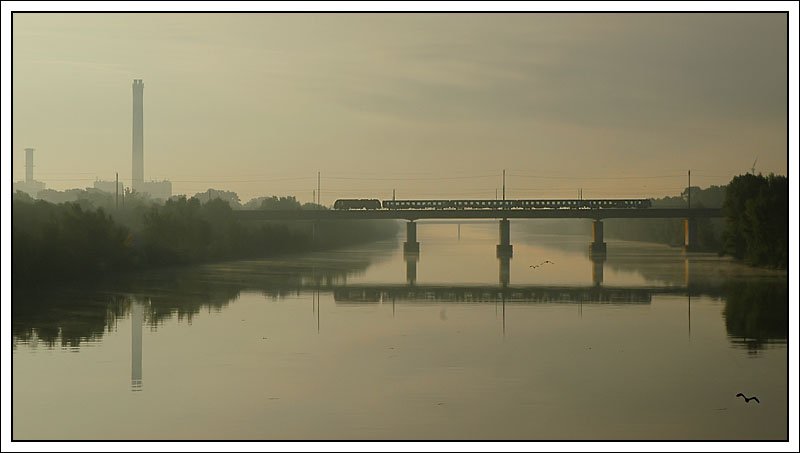 Wieder einmal die Wiener Lobau, diesmal mit einer wunderschnen Morgennebelstimmung. 2016 schiebt R 2561 (Marchegg-Wien) am Morgen des 30.9.2007 ber die Ostbahnbrcke ber die Neue Donau. 
