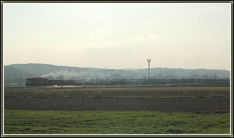 Wieder extremes Gegenlicht. Eine ungarische M 62 macht sich am 12.10.2006 mit ihrem Gterzug in Hodos auf dem Weg nach Ungarn.