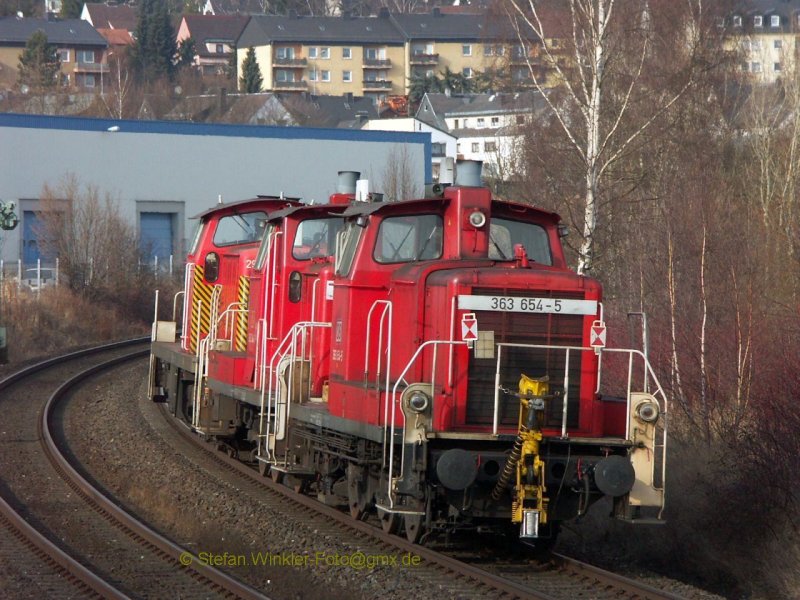 Wieder Fotografenglck, diesmal unter der Woche am 03.02.2009: Nachschuss auf einen Lokzug. 290190 bringt 2 gute alte V60s (363944+363654) im Schlepp nach Hof. Was Zweck und Ziel der Fuhre war, weiss ich nicht. Aufnahmeort Hof-Moschendorf, am ehem. HP.
