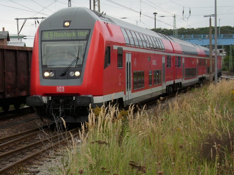Wieder kam ein Doppelstockzug nach Rgen.Am 03.September 2009 kam der RE Sassnitz-Rostock mit der 114 009 als Schublok in den Bahnhof Bergen/Rgen eingefahren.
