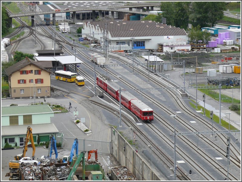 Wieder mal ein Plan fr Modellbahner. Bahnhof Untervaz-Trimmis mit einfahrendem R1538, fotografiert vom Dach der Kehrichtverbrennungsanlage anlsslich des Tages der offenen Tr. (18.05.2008)