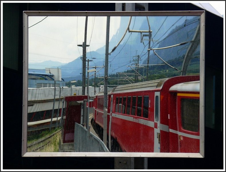 Wieder mal ein Spiegelfoto, dieses Mal in Chur West mit durchfahrendem Regioexpress. (14.06.2008)