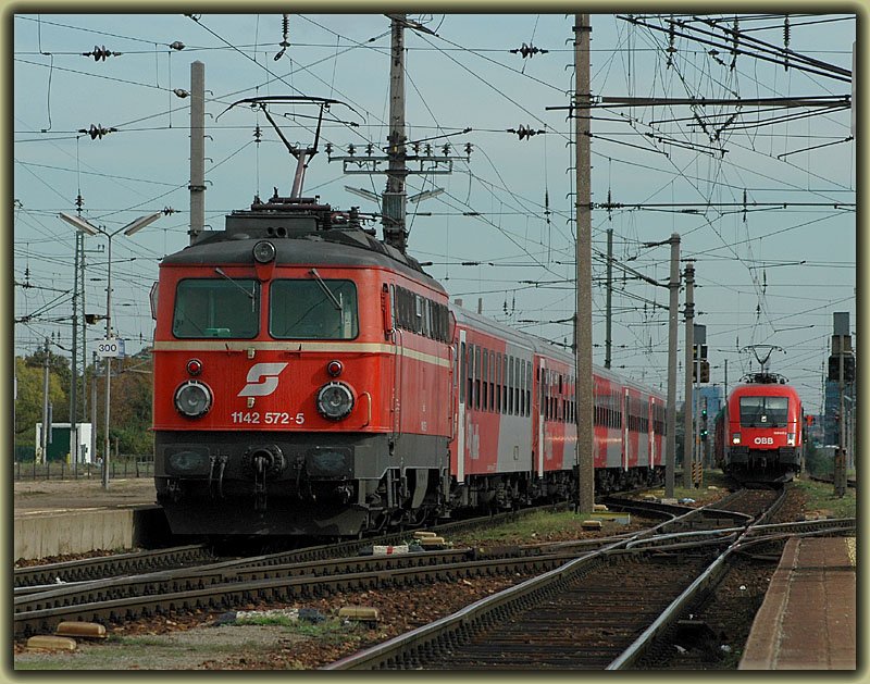 Wieder mal eine Lok der Reihe 1X42 mit Altlack: 1142 572 verlsst mit dem E 2408  Leiser Berge  (Wien Westbahnhof ber Wien Htteldorf, Wien Meidling nach Laa a.d. Thaya)Wien Htteldorf Richtung Wien Meidling am 7.10.2006.