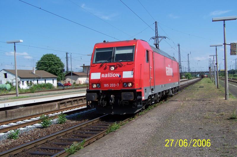 Wieder mal nach Kahl... Beim Umsteigen am 27.06.2006 in Hanau stand ein Gterzug mit der 185 203-7 herum. Nachdem die Wagen von der Rangierlok abgezogen wurden, fuhr die 185 nicht in die erwartete Richtung, sondern der Rangierabteilung hinterher, was zu einem Sprint ber den Bahnsteig zwang.
