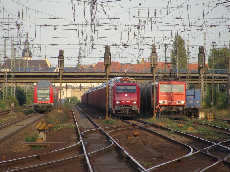 Wieder mal viel los im Bahnhof Magdeburg-Sudenburg. Links die Regionalbahn nach Braunschweig, dann 189 800-6 der MTEG, daneben 155 141-5 mit Kesselwagenzug und ganz rechts guckt noch der letzte Wagen eines Zuges hervor, den ein OHE Tiger wenige Minuten zuvor in den Bahnhof gezogen hat. Fotografiert am 01.09.2009.