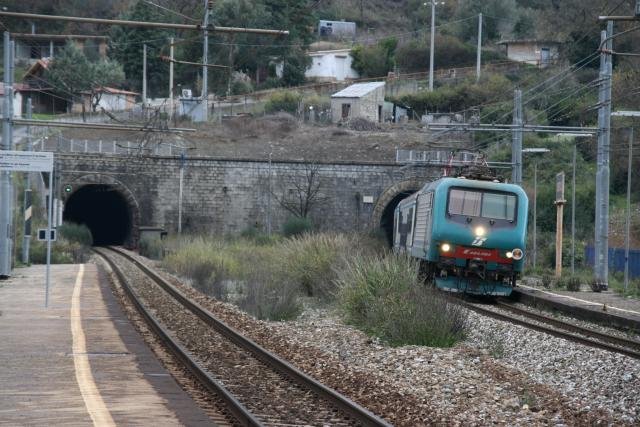 Wieder der Tunnel von Centola, wieder eine E464. Doch diesmal zieht die E464 054 den R 29215 von Napoli nach Sapri aus der Gegenrhre; 16.12.2007
