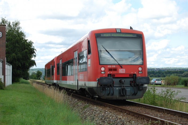 Wieder unterwegs sind die Triebzge der BR 650. Am 15.7.2009 konnte ich 650 019-3 zusammen mit einem Schwesterfahrzeug auf der Fahrt von Oberlenningen nach Wendlingen in Dettingen ablichten.