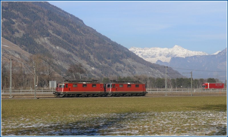 Wieder vor der Kulisse der Scesaplana bei Felsberg rollen zwei Re 4/4 II ber das Dreischienengleis Richtung Ems Werk, um Gterlast abzuholen. (30.01.2009)