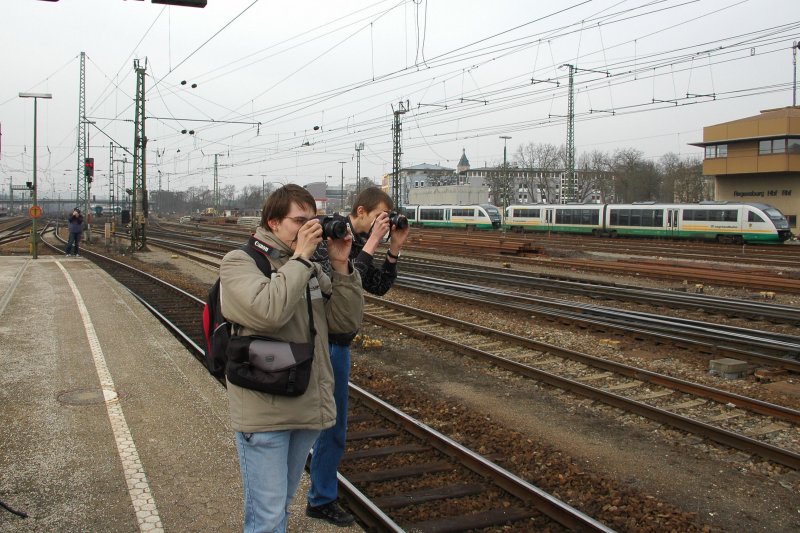 Wieder was rotes? Egal. Kevin und Dennis halten drauf.