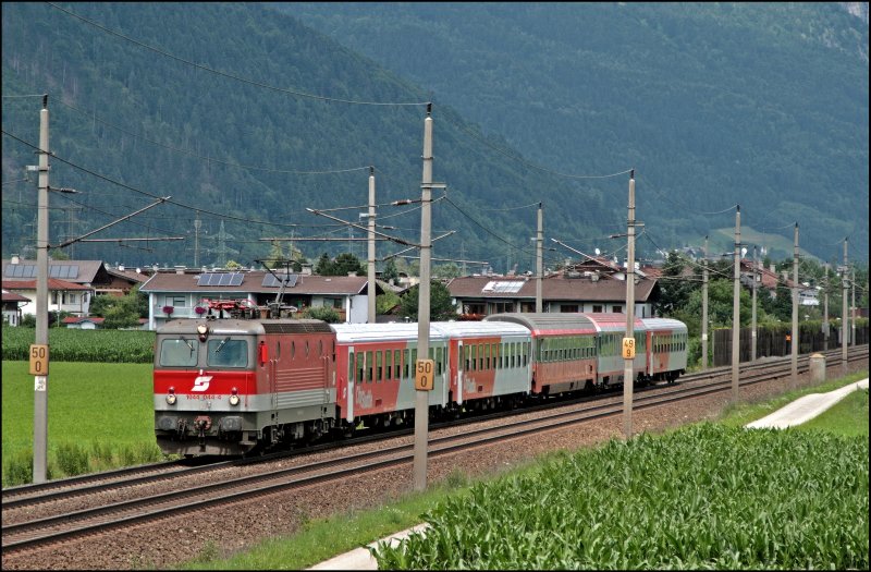 Wiedereinmal ist der InterCity 512  HOTEL IBIS  von Graz Hbf nach Innsbruck Hbf bunt zusammengew�rfelt. Neben den CityShuttle&acute;s, ist auch ein Reisezugwagen mit und ohne Upgrade eingereiht. Abgerundet wird der Zug durch die 1044 044 mit  Pflatsch . (08.07.2008)

