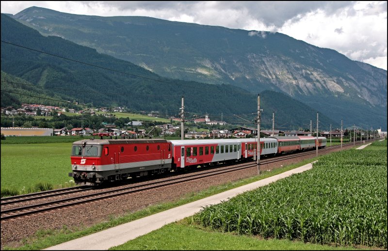 Wiedereinmal ist der InterCity 512  HOTEL IBIS  von Graz Hbf nach Innsbruck Hbf bunt zusammengewrfelt. Neben den CityShuttle´s, ist auch ein Reisezugwagen mit und ohne Upgrade eingereiht. Abgerundet wird der Zug durch die 1044 044 mit  Pflatsch . (08.07.2008)
