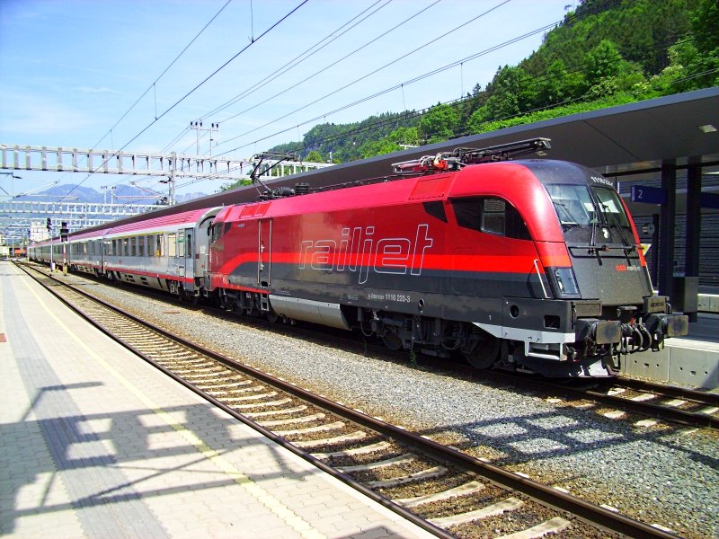 Wiedermal war eine Railjet am EC 662 / 663. Bild zeigt die 1116 220 kurz vor der Abfahrt in Feldkirch. ( 21.5.2009 )

Lg