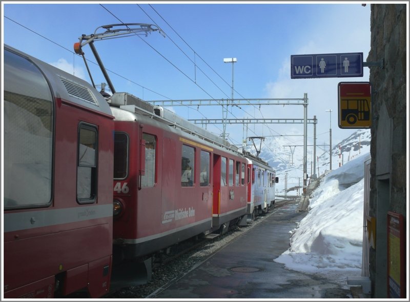 Wiederum 10 Minuten spter ist der Schneesturm frs Erste vorbeigezogen. Zug 1636 steht immer noch in Ospizio Bernina. Eine Besonderheit im Fahrplan der Berninalinie besteht darin, dass sich die Zge 1636 und 1621 genau zwischen Bernina Lagalb und Ospizio Bernina kreuzen, obwohl es dort keine Ausweichstelle gibt. Das heisst, einer muss warten und wird 11 Minuten versptet. (23.04.2009)