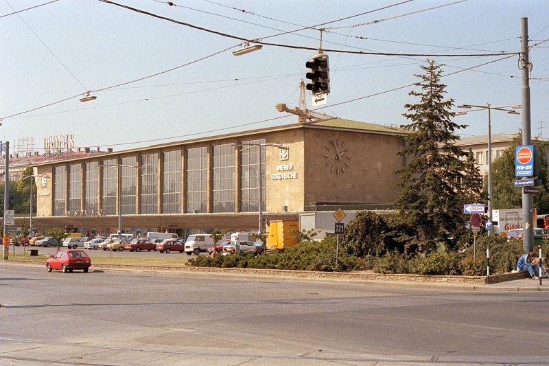 Wien Westbf., 22.07.1989 [Die Halle des Wiener Westbahnhofs ist seit Mitte September 2008 gesperrt und wird umgebaut. Die aus den frhen 1950er Jahren stammende Halle steht unter Denkmalschutz. In ihrer Architektur ist sie durchaus vergleichbar mit Heidelberg Hbf., Wrzburg Hbf. und Innsbruck Hbf. (alt). In Innsbruck ist die alte Halle vor wenigen Jahren durch einen - meiner Meinung nach - sehr gelungenen Neubau mit ebenso klaren Linien ersetzt worden.  