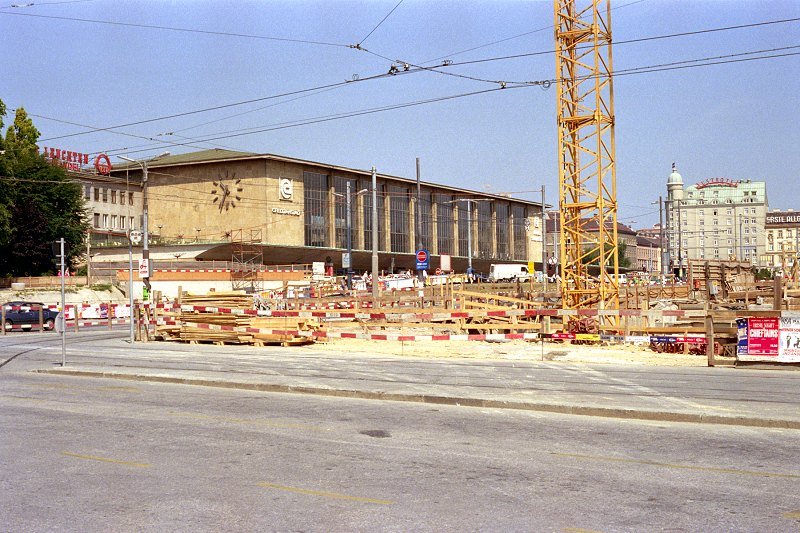 Wien Westbf., 22.07.1989. Im Vordergrund die Maschinen zum Neubau der U-Bahn-Anlagen (U3 und U6).