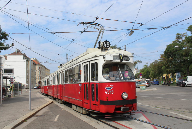 Wien Wiener Linien Sl 49 Der Tw E1 4515 Halt Am 2 August 18 Mit Dem Bw C4 13 Vor Dem Strassenbahnbetriebsbahnhof Rudolfsheim Bahnbilder De