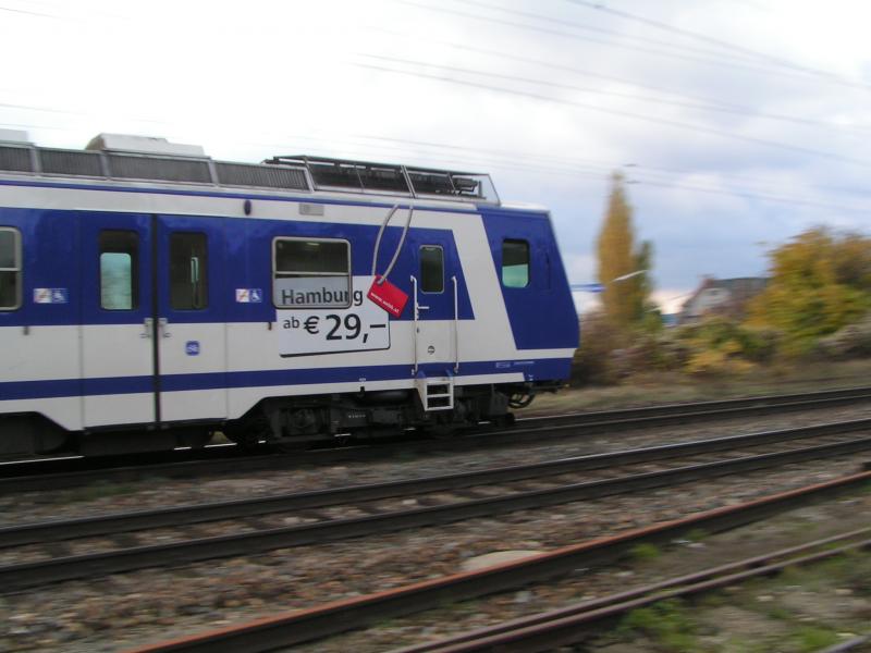 Wiener S-Bahngarnitur bei der Einfahrt in die Haltestelle Atzgersdorf-Mauer am 7.11.2004