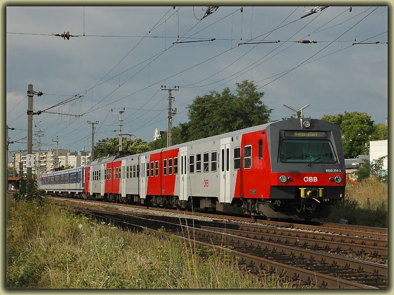 Wiener S-Bahngarnitur, einmal im neuen CS Design, und einmal in der gewohnten Lackierung am 15.8.2006 auf dem Weg nach Gnserndorf (Aufnahme entstand bei der Ausfahrt aus der S-Bahnstation Wien Atzgersdorf-Mauer)
