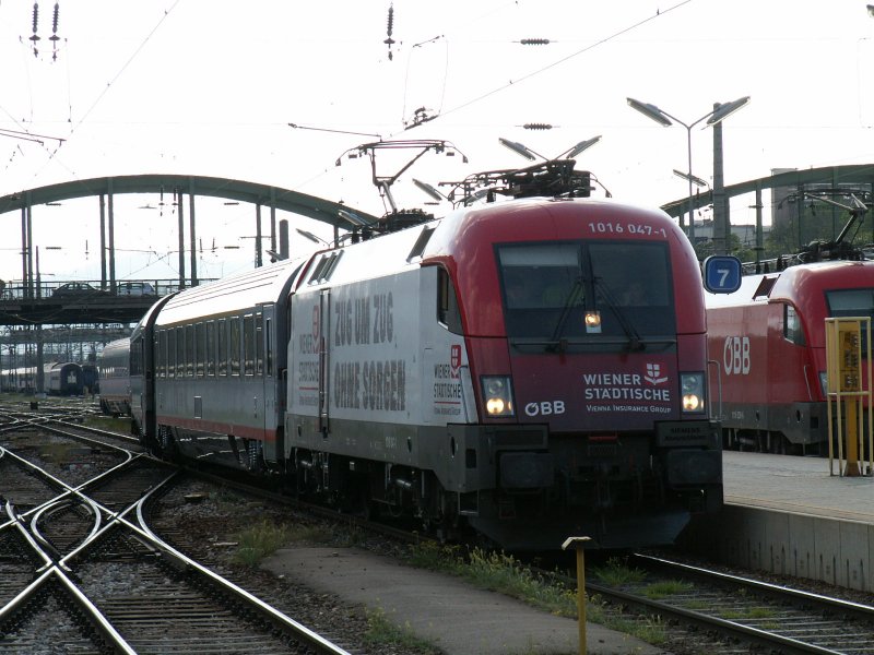Wiener Stdtische 1016 047-1 wird am 25.4.2007 nach der Ankunft als IC 645 aus dem Bahnhof Wien West gezogen