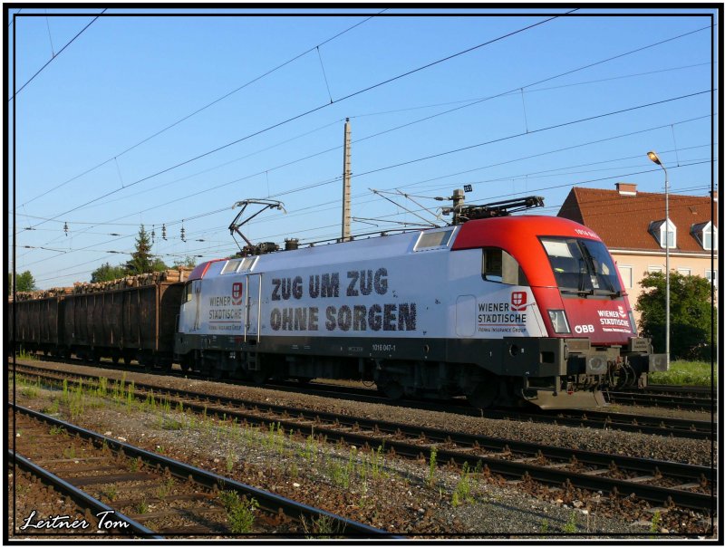 Wiener St�dtische 1016 047 f�hrt mit einem Holzzug in den Bahnhof Zeltweg ein.
1.8.2007