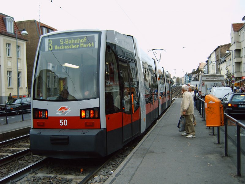 Wiener Starenbahn (ULF) zu Testzwecken in Berlin.
Hier in Weissensee, Berliner Allee - Richtung Hackescher Markt.