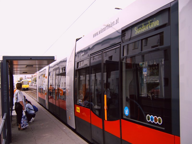 Wiener Starenbahn (ULF) zu Testzwecken in Berlin, Hier Buschallee in Weissensee Richtung Hohenschnhausen