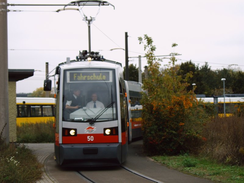 Wiener Straenbahn (ULF) zu Testzwecken in Berlin. Hier in der Kehre Zingster Strae in Hohenschnhausen. Fahrer: BVG , daneben Fahrer aus Wien