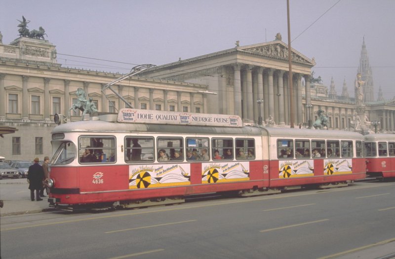 Wiener Strassenbahnzug der Linie D im Jahr 1987 vor dem Parlamentsgeb�ude.(Archiv P.Walter)