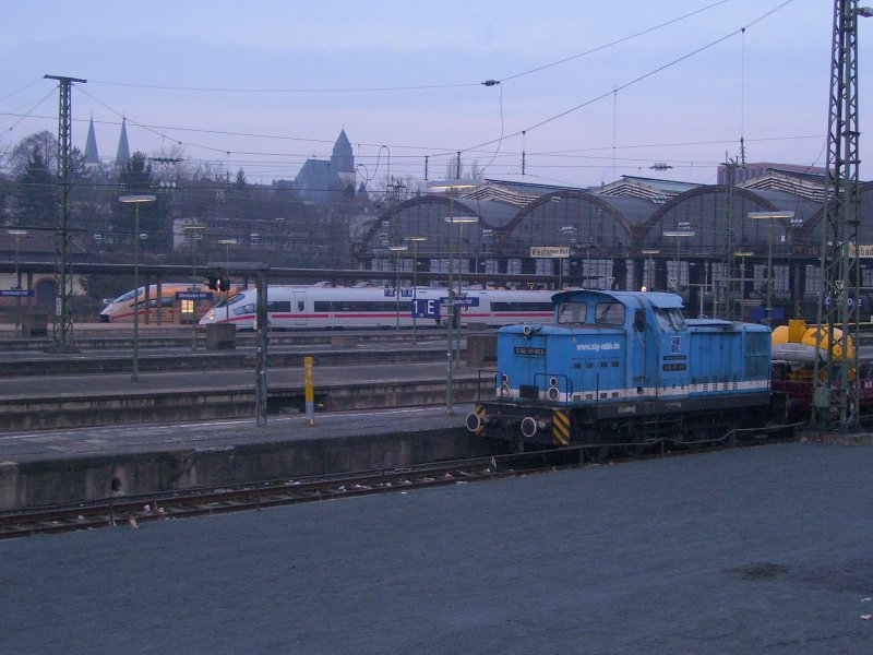 Wiesbaden Hbf mit zwei ICE&acute;s und einer Bauzuglok der Firma Spitzke; 30.01.2008