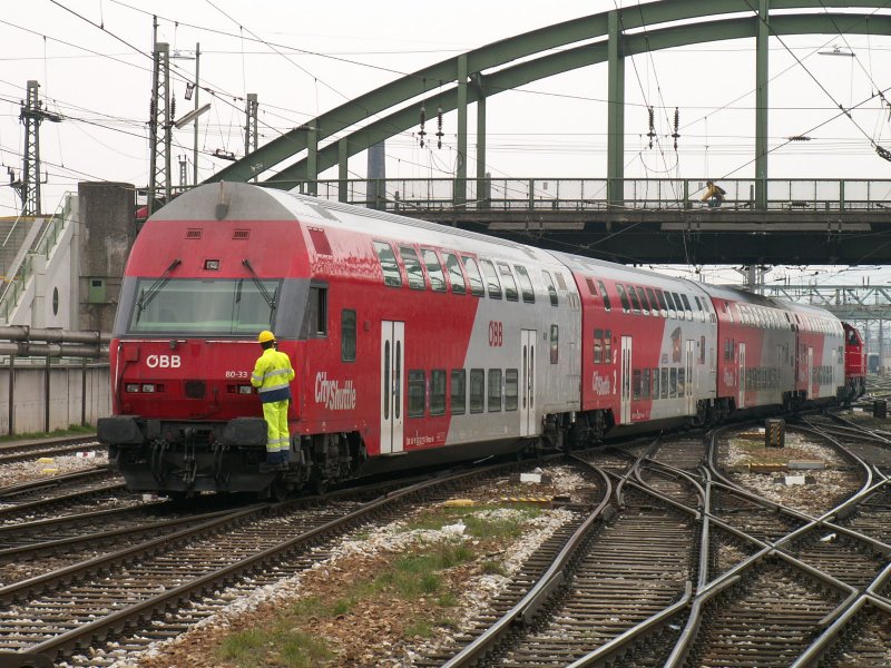 Wieselzuggarnitur wird aus dem Bhf Wien-West gezogen, 31.3.2007