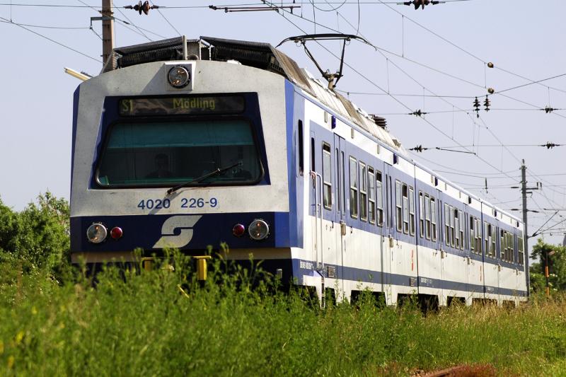 Winer S-Bahngartitur 4020 226 von Wien Meidling kommend kurz vor der Einfahrt in die S-Bahn Haltestelle Wien Atzgersdof-Mauer