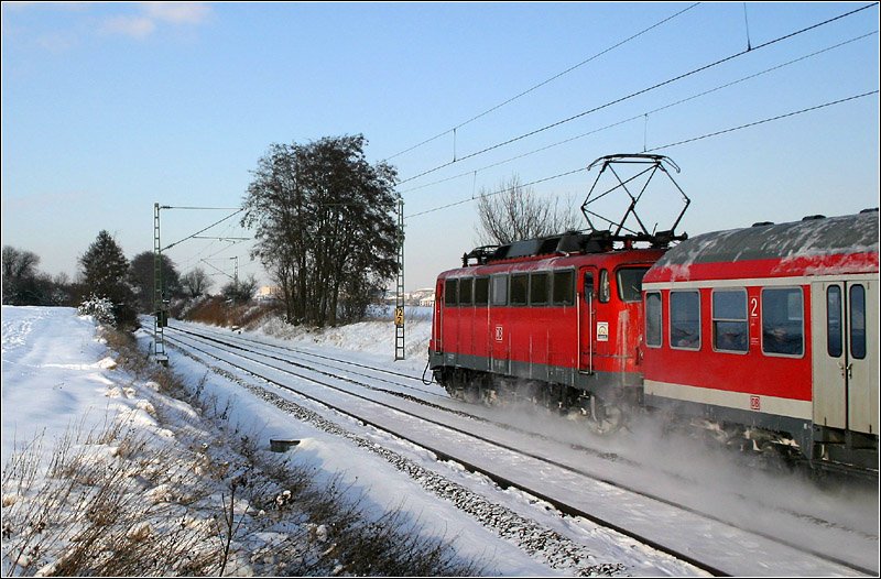 Winter 06/07: Eigentlich ein sehr schneearmer Winter, aber am 25.1.2007 hatten wir Schneemengen im Remstal, die fr dort ungewhnlich sind. Ein Regionalexpress auf der Fahrt von Aalen nach Stuttgart zwischen Endersbach und Rommelshausen. (Matthias)