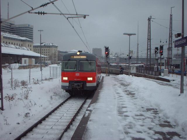Winter 2003/2004: 420 469 erreicht den Bahnhof Hackerbrcke...