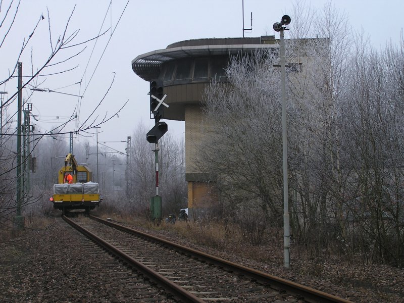 Winter 2005/2006 in Neunkirchen (Saar). Skl 26.1.052 mit Kla3 beim verladen von Teilen des zurckgebauten Stellwerkes Nwf.