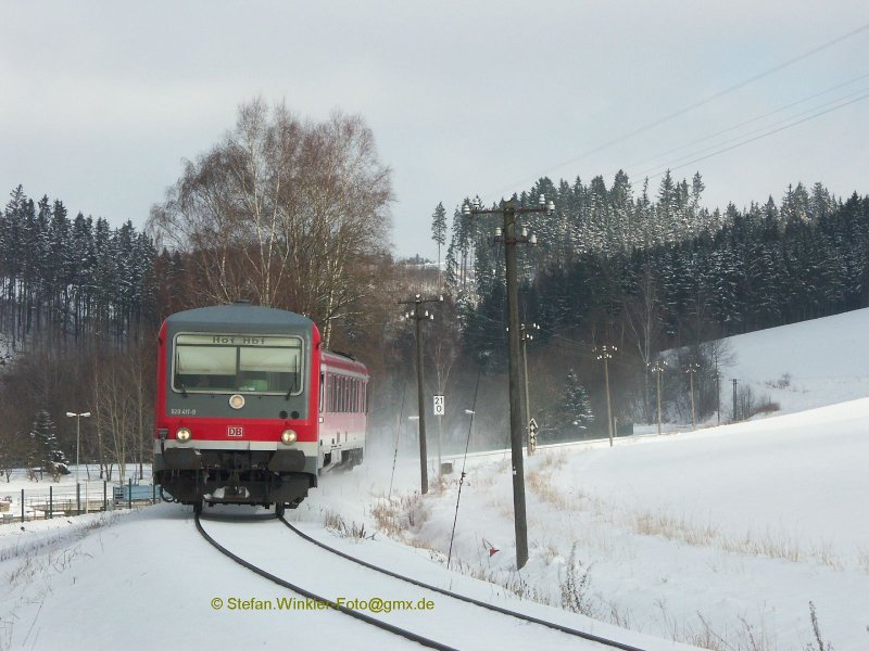 Winter im Februar 2009. Variation an der Stelle bei Naila Klingensporn. 200 Meter weiter taucht die Strecke in den Wald ein, dort ist im letzten Winter (oder war es schon 2007?) ein 628 auf umgestürzte Bäume gefahren und entgleist.... Damals rückte noch ein 218 mit dem Hilfzugwagen zu der Stelle aus....