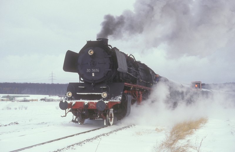 Winter im Strohg�u.
50 3636 auf der Fahrt nach Weissach. Es bl�st ein eisiger Wind am B� Eberdingerstr. bei Hemmingen. 06.12.98
