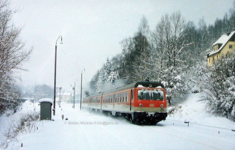 Winterbild für unsere 614er-Freunde. Ausfahrt aus Naila steht, 614 029 rasucht mit offener Gepäckraumtür Richtung Selbitz. Ca. 1986.

Abfotografierter Abzug aus meiner Diasammlung....