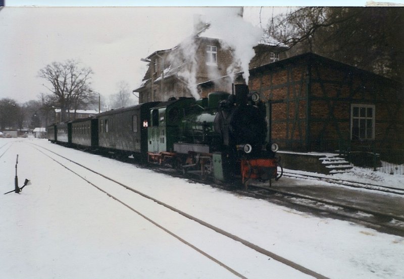 Winterdampf beim Rasenden Roland.Mh52 am 07.Januar 1997 vor dem Personenzug nach Putbus in Ghren.