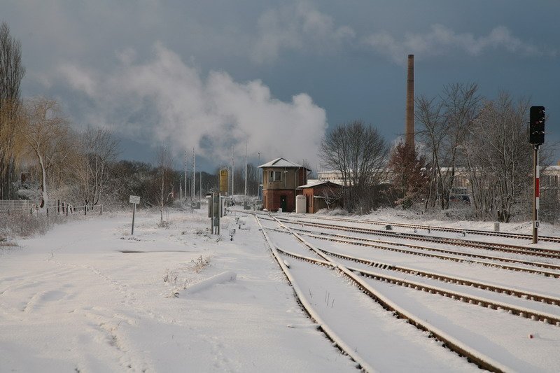 Wintereinbruch in Hagenow am 26.03.2008. Hier das Stellwerk an der Steegener Strasse.