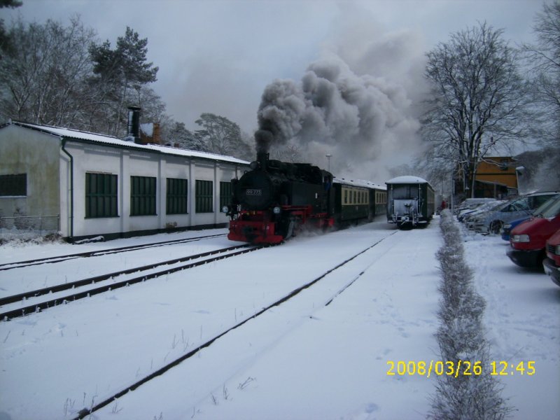 Wintereinbruch in MV und erst recht auf Rgen. Nach der berfhrung von 99 787, 4 Reisezugwagen aus Zittau und einem Packwagen aus Jstadt konnte der bergangsverkehr zu Ostern aufgenommen werden. Am 26.03.2008 fhrt 99 773 mit einen Personenzug nach Binz LB aus dem Bahnhof Ghren (Rg) aus. ber Ostern teilten sich 99 773 und 99 787 die Zugleistungen und wechselten sich ab. Nach Ostern wsr nur noch 99 773 in Einsatz.
