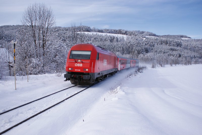 Wintereinbruch im s�dlichen Nieder�sterreich,  2016 085 mit REX2789 kurz vor Aspang, 19.03.2009. 