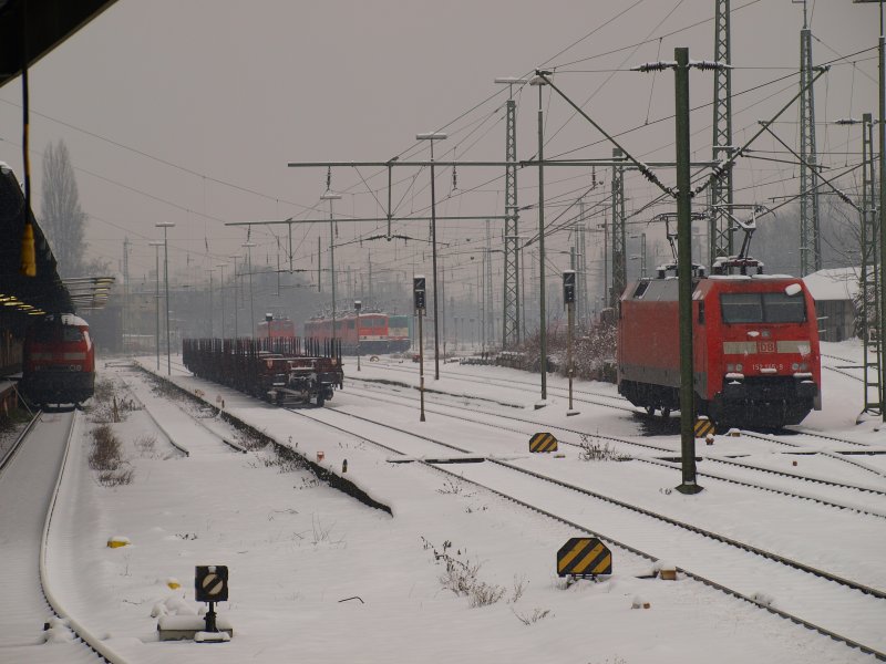 Winterliche Ruhe anfang Januar 09 am Westbahnhof Aachen. Rechts eine 152er, in der Bildmitte 186er, 155er und 139er, und links noch eine 225er. Was will man mehr?