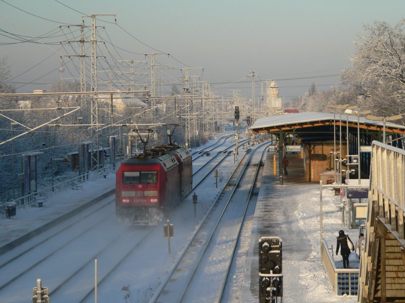 Winterstimmung in Berlin-Karlshorst. Mit 101 078-4 und 101 080-0. Diese Lokkombination sieht man jeden morgen etwa gegen 9:30. 5.1.2009